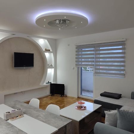 Stan Na Dan Elena Apartamento Lukavica Exterior foto