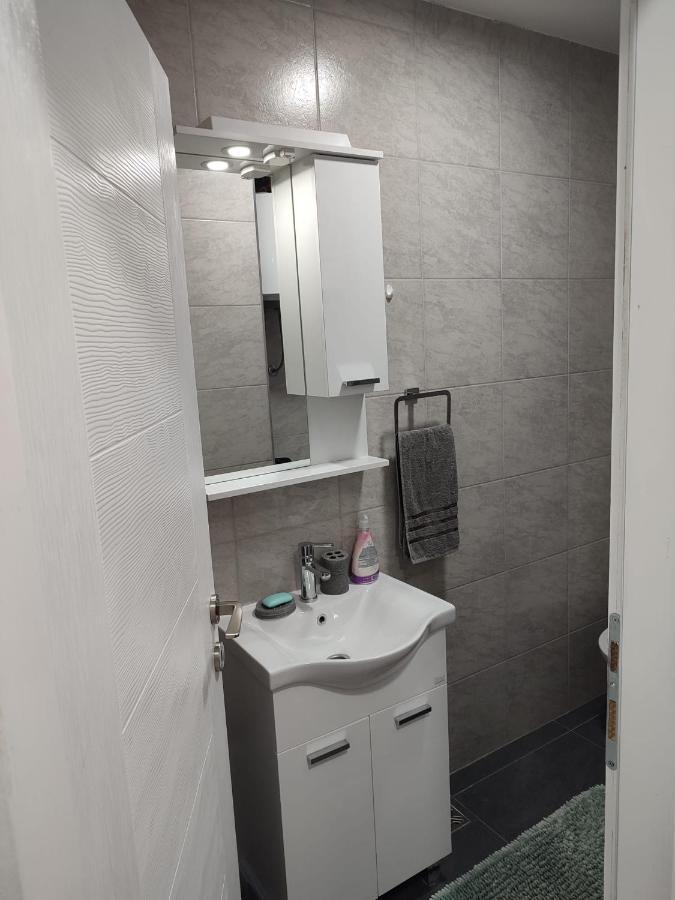 Stan Na Dan Elena Apartamento Lukavica Exterior foto